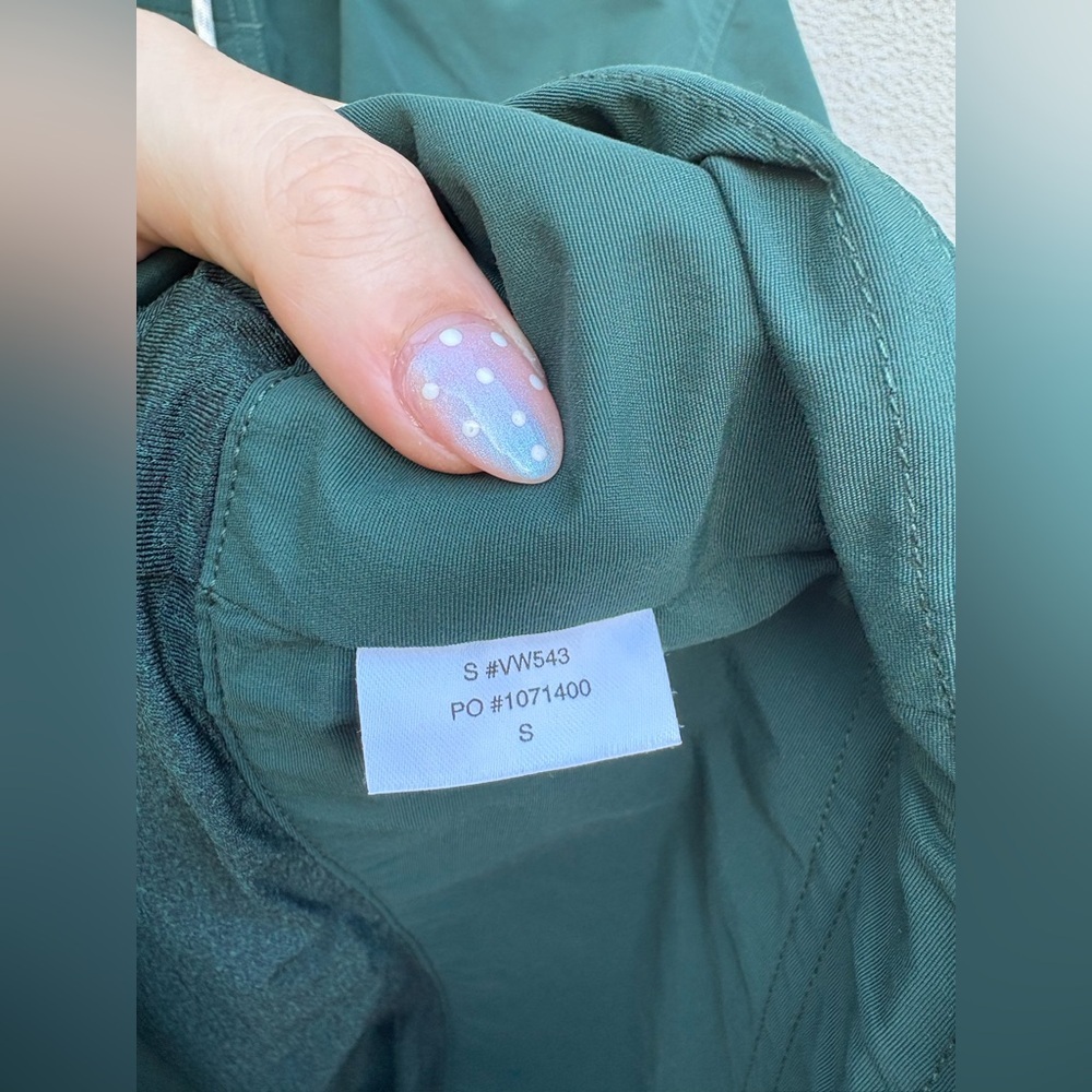 Vuori Women’s Elijo Rain Jacket in Grass - Picture 9 of 11